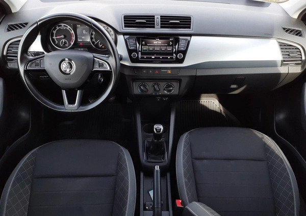 Skoda Fabia cena 43900 przebieg: 142587, rok produkcji 2020 z Pieszyce małe 529